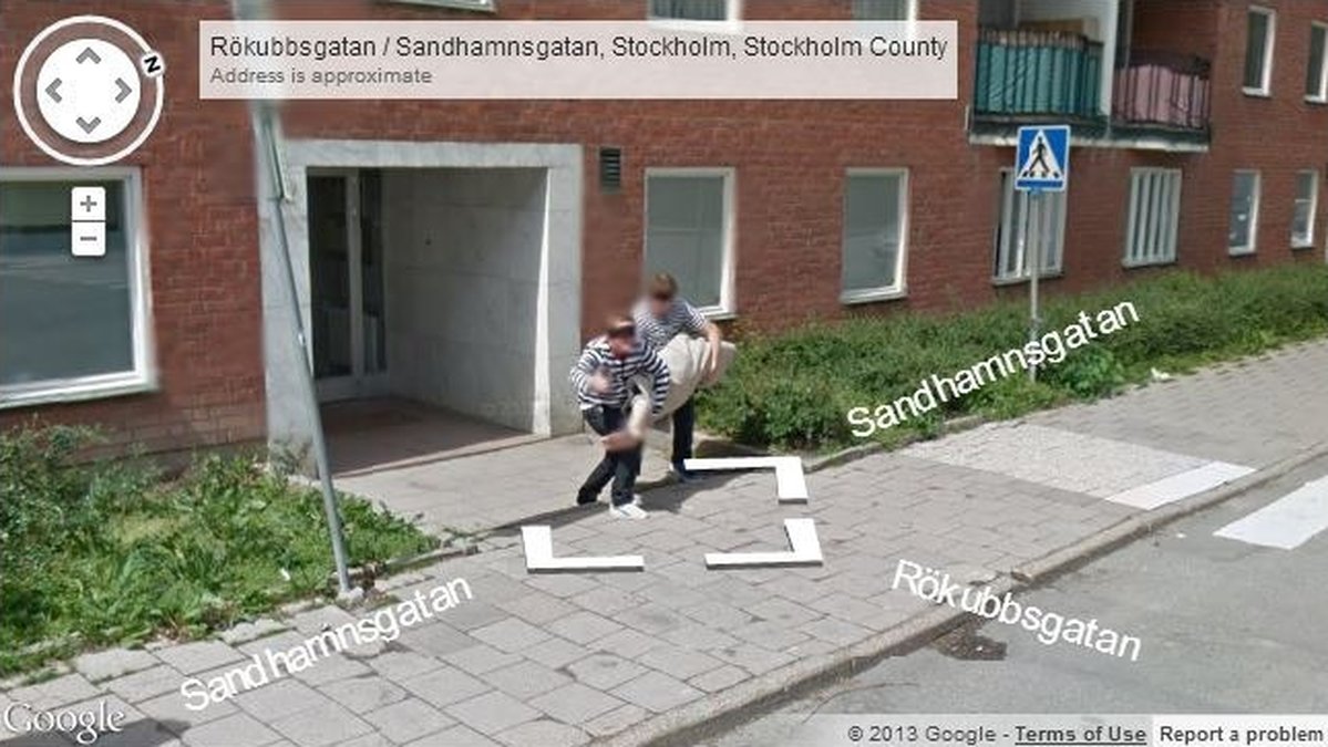 10. Stöld: Också väldigt "oklar" bild. Stjäl dessa män ett lik eller är de på väg till en maskerad? Bilden är tagen i Stockholm.